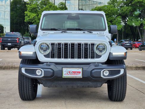 Used 2025 Jeep Wrangler Sahara image 7