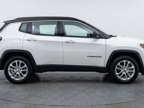 Used 2025 Jeep Compass Limited image 11