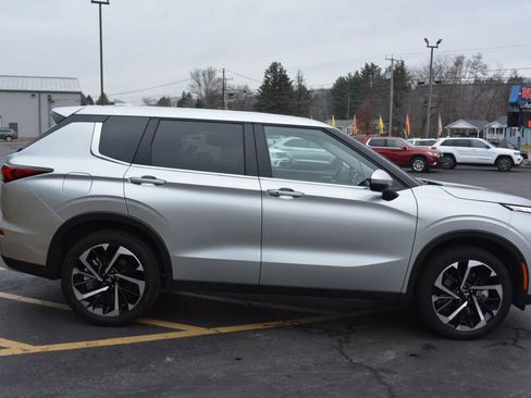 Used 2024 Mitsubishi Outlander SE image 3