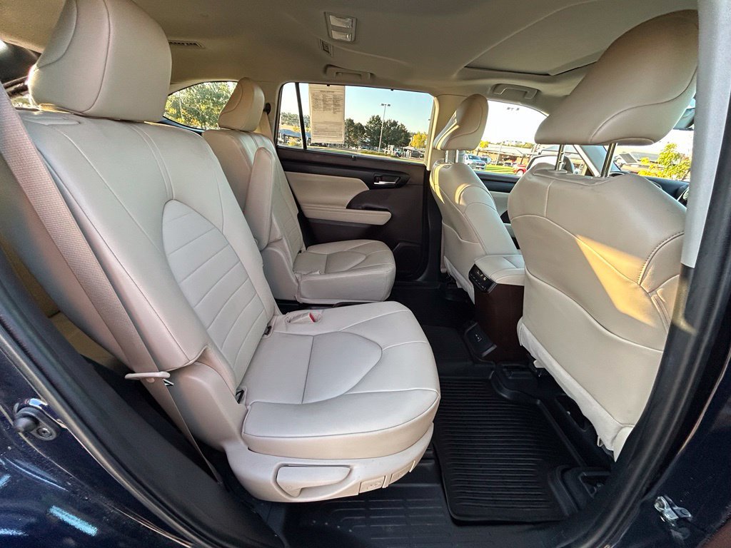 Used 2022 Toyota Highlander XLE AWD/4WD image 32