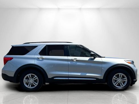 Used 2023 Ford Explorer XLT w/ Equipment Group 202A RWD image 2