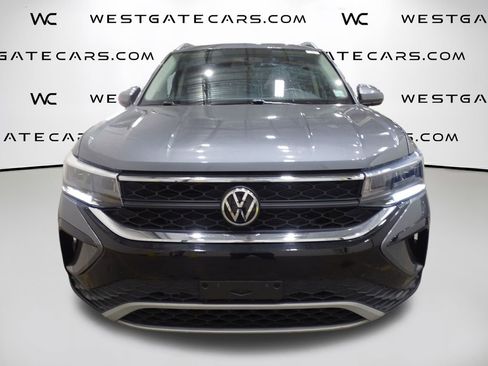 Used 2022 Volkswagen Taos SE w/ Panoramic Sunroof Package image 4
