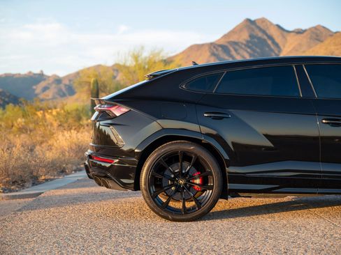 Used 2021 Lamborghini Urus AWD/4WD image 16