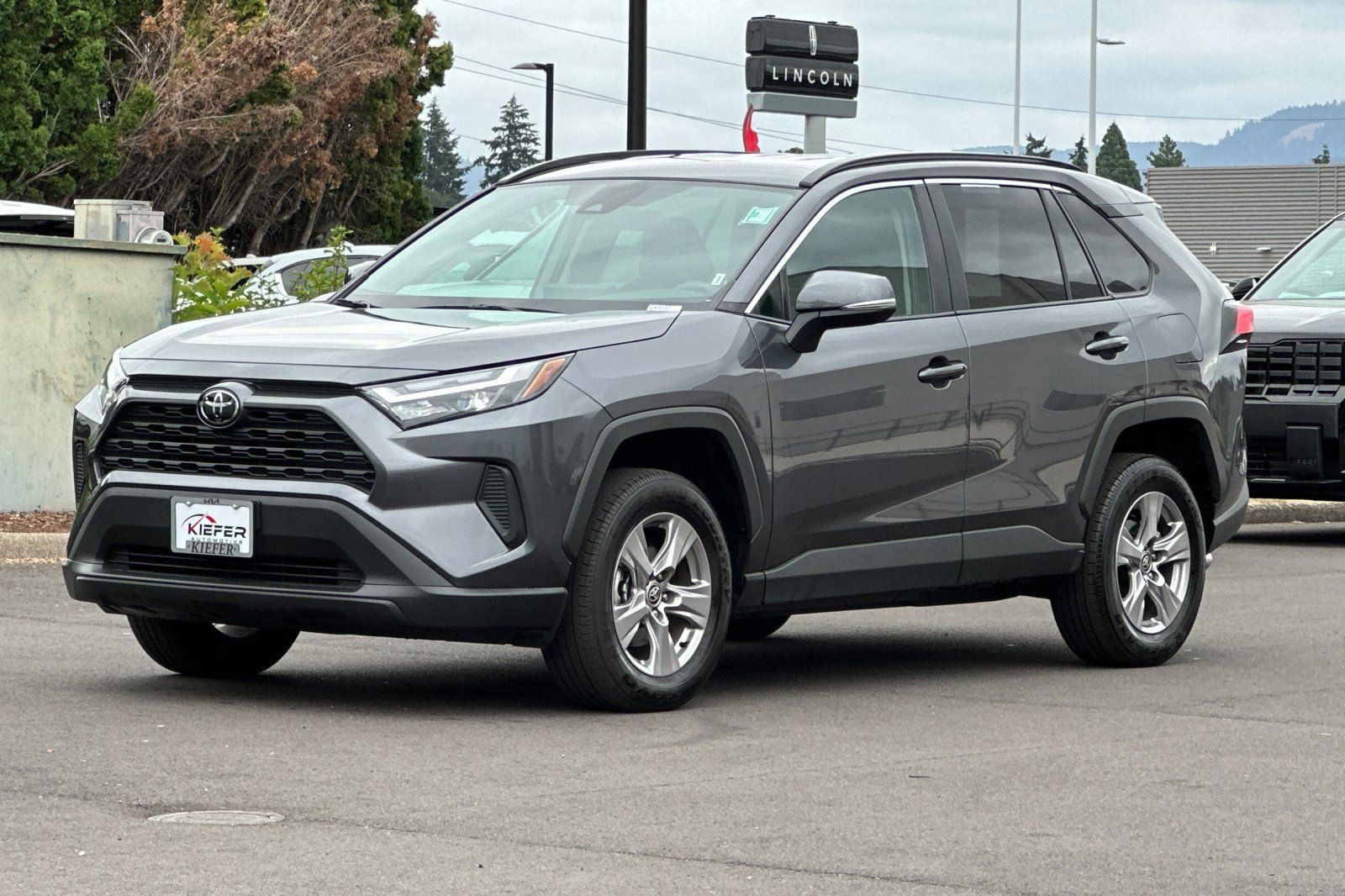 Used 2025 Toyota RAV4 XLE AWD/4WD image 8