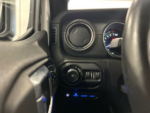 Used 2022 Jeep Wrangler Unlimited Sahara AWD/4WD image 17