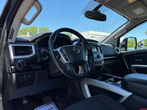 Used 2017 Nissan Titan PRO-4X AWD/4WD image 14