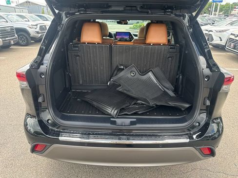 Used 2024 Toyota Highlander Platinum AWD/4WD image 7