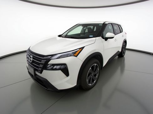 Used 2025 Nissan Rogue SV image 3