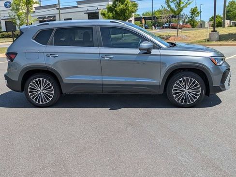 New 2026 Volkswagen Taos SE FWD image 3