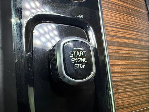 Used 2022 Volvo XC60 B5 Momentum image 39