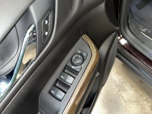 Used 2021 GMC Acadia SLE w/ Driver Convenience Package image 9