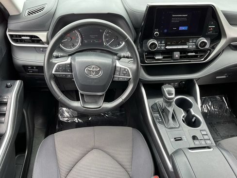 Used 2024 Toyota Highlander LE FWD image 10