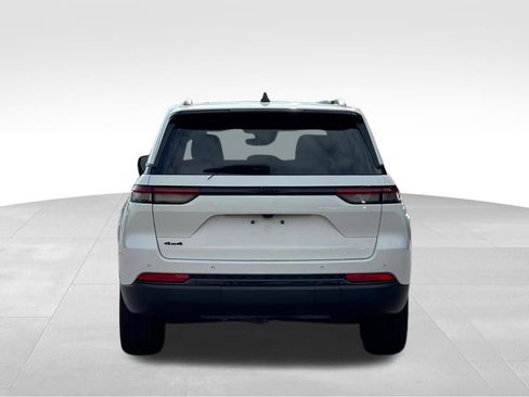 Used 2023 Jeep Grand Cherokee Altitude image 8