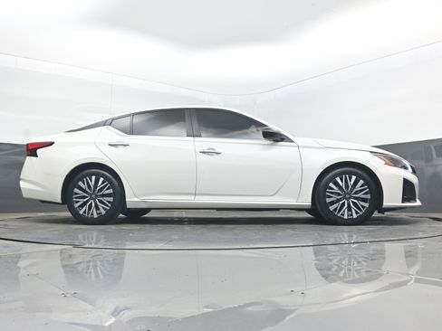 Used 2024 Nissan Altima 2.5 SV image 28