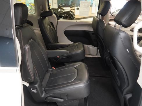 Used 2018 Chrysler Pacifica Touring-L w/ Premium Audio Group FWD image 21