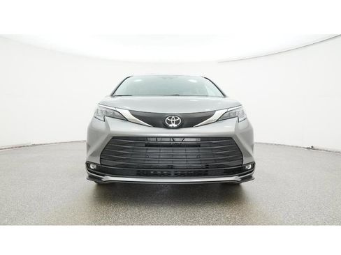 New 2026 Toyota Sienna XLE image 31