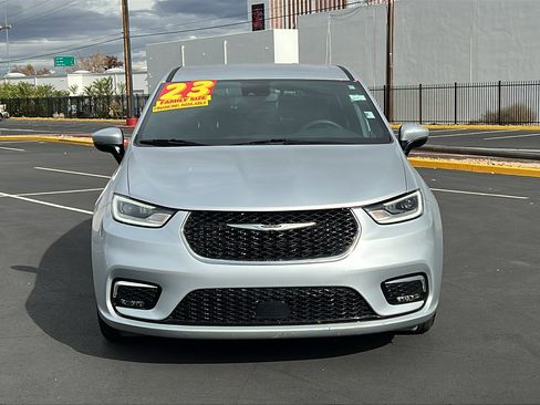 Used 2023 Chrysler Pacifica Touring image 2
