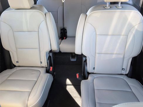 Used 2023 Chevrolet Traverse Premier image 23