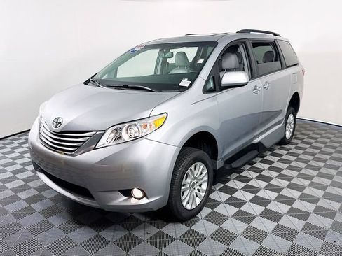 Used 2016 Toyota Sienna XLE FWD image 3