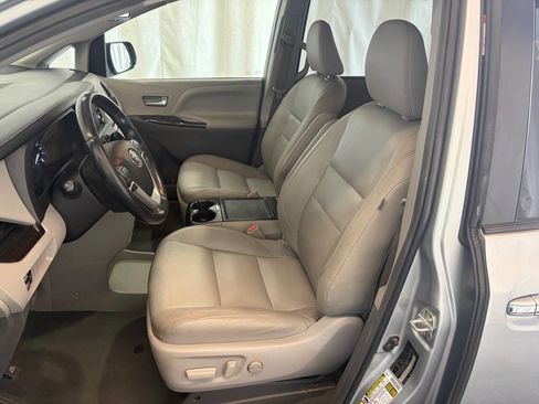 Used 2019 Toyota Sienna XLE FWD image 24