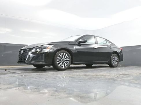 Used 2025 Nissan Altima 2.5 SV FWD image 50