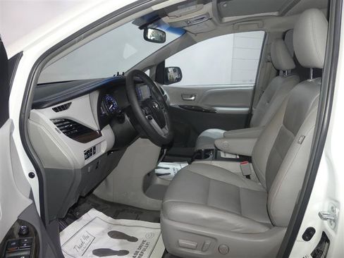 Used 2016 Toyota Sienna XLE w/ XLE Navigation Package FWD image 21