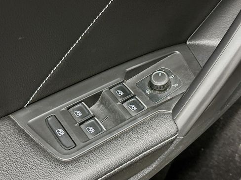 Used 2022 Volkswagen Tiguan SE image 15