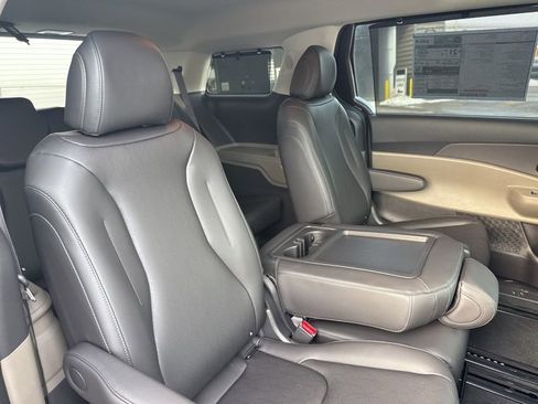 New 2026 Kia Carnival EX image 15