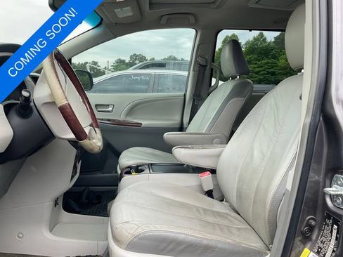 Used 2011 Toyota Sienna Limited w/ Premium Pkg FWD image 3