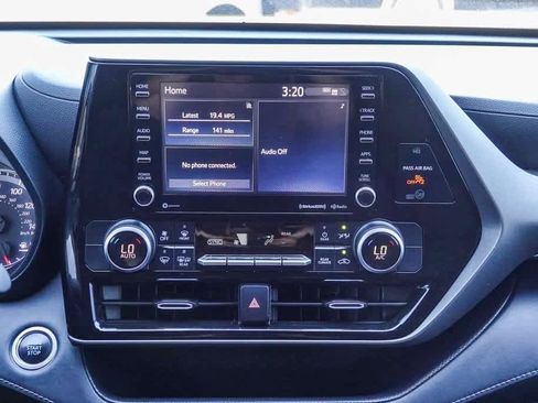 Used 2021 Toyota Highlander LE image 12