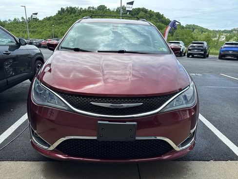 Used 2017 Chrysler Pacifica Touring-L w/ Tire & Wheel Group FWD image 9