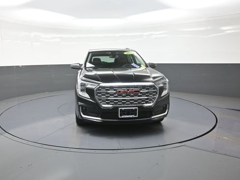 Used 2023 GMC Terrain Denali w/ Black Diamond Edition image 8