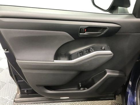 Used 2023 Toyota Highlander L image 12