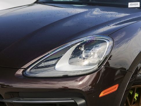 Used 2022 Porsche Cayenne Platinum Edition image 2