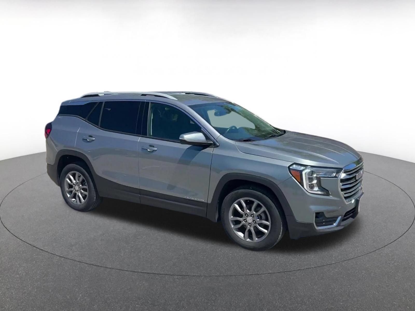 Used 2024 GMC Terrain SLT AWD/4WD image 2