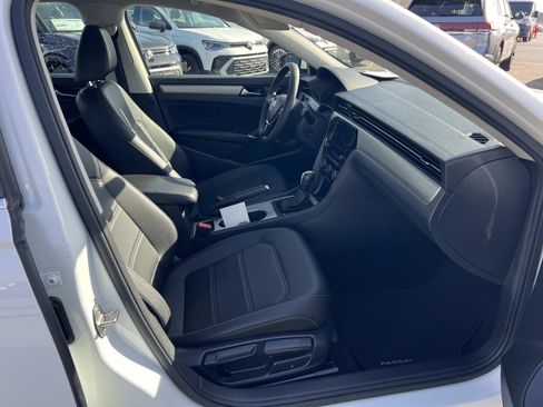 Certified 2022 Volkswagen Passat 2.0T SE image 30
