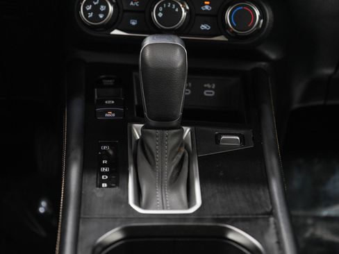 Used 2025 Nissan Kicks SV AWD/4WD image 19