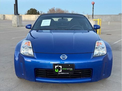 Used 2004 Nissan 350Z Enthusiast w/ Side Airbags Pkg image 2