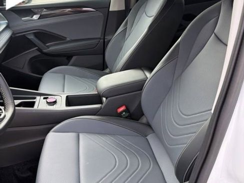 Used 2025 Volkswagen Tiguan SE image 7