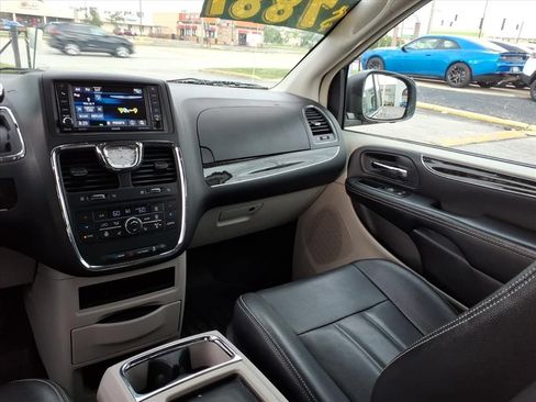 Used 2015 Chrysler Town & Country Touring w/ Driver Convenience Group FWD image 15