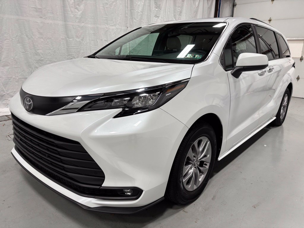 Used 2026 Toyota Sienna XLE FWD image 3