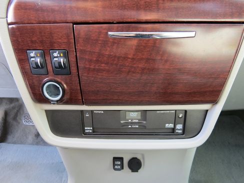 Used 2012 Toyota Sienna XLE image 23