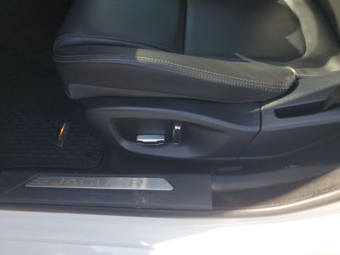 Used 2019 Jaguar XE Premium image 11