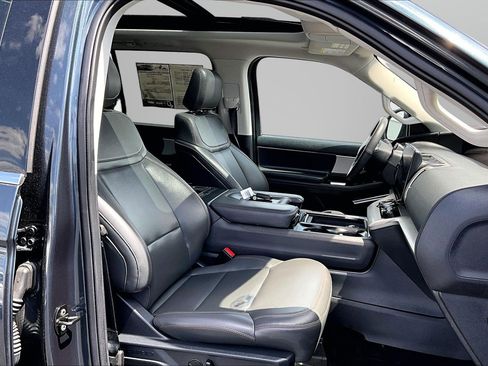Used 2025 Ford Expedition Active AWD/4WD image 7