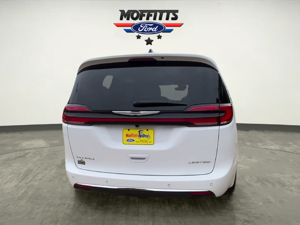 Used 2026 Chrysler Pacifica Limited FWD image 4