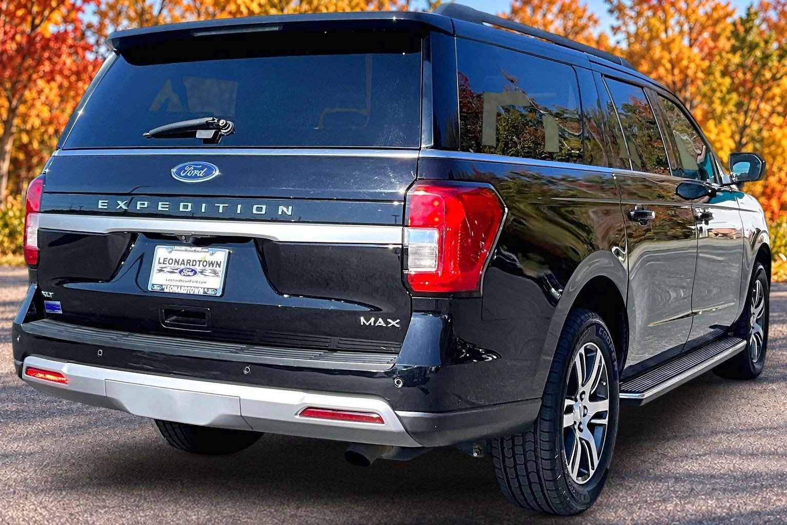 Used 2023 Ford Expedition Max XLT AWD/4WD image 2