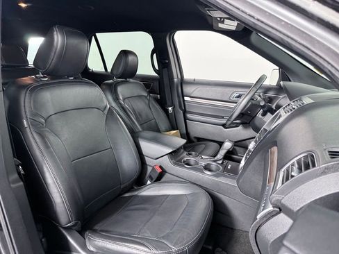 Used 2018 Ford Explorer Limited w/ Ford Safe & Smart Package image 12