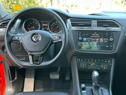 Used 2018 Volkswagen Tiguan SE w/ Panoramic Sunroof Package image 13