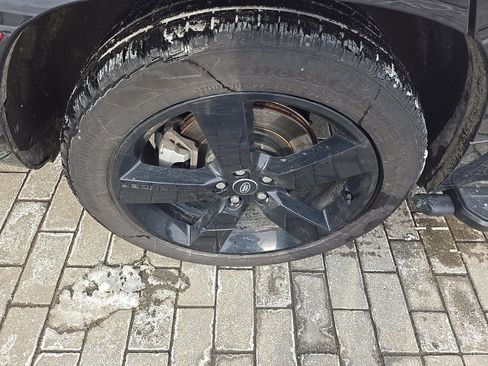 Used 2024 Land Rover Defender 130 X-Dynamic SE image 12