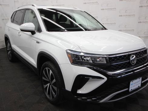 Used 2022 Volkswagen Taos SE w/ Panoramic Sunroof Package image 9